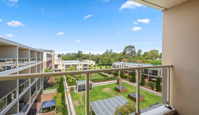 Modern 2BR Stay near Olympic Park|Pool Gym Parking