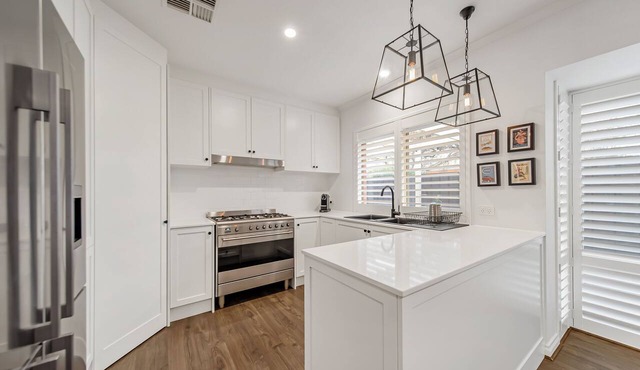 Modern 3BR Cottage Near City & Beach