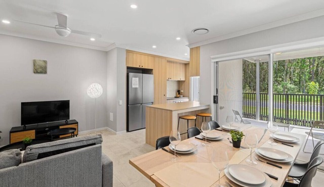 Modern 3BR Home w/Pool & Balcony | Mango Hill