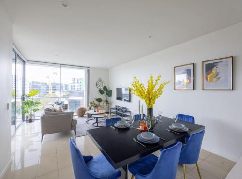 Modern 3BR Riverside APT w Parking near Shops and Park in Brisbane