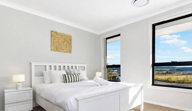Modern 4BR Family Retreat in Menangle Park in Menangle Park