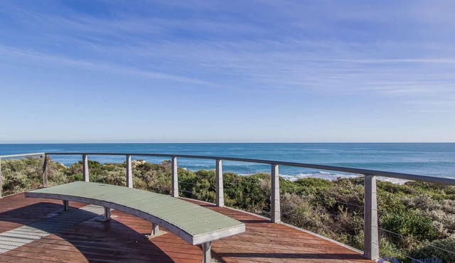Modern 4BR Halls Head holiday home close to all amenities in Halls Head