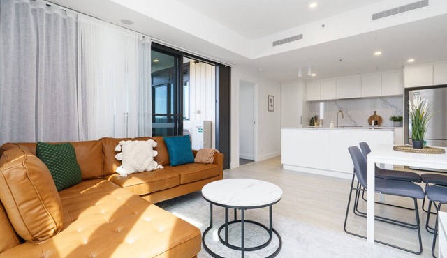 Modern City Apt with Pool, Gym and Lake Access in Canberra
