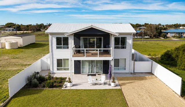 Modern Coastal Retreat | Walk to the Beach | Sleeps 12 in Rosetown