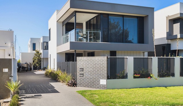 Modern Coastal Townhouse – Beach & Marina Views