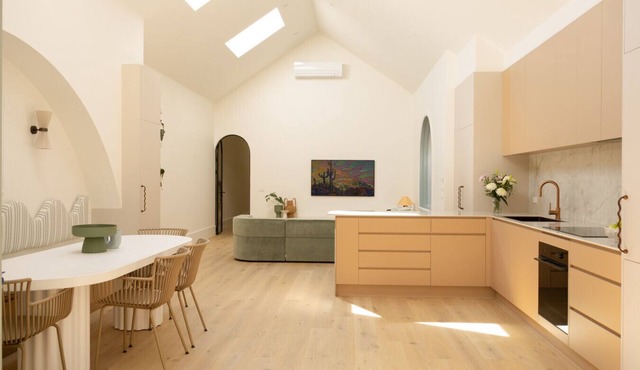 Modern Comfort with Parking St Kilda West in Saint Kilda West