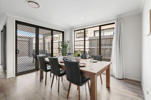 Modern Comfort Patio and Workstation with Garage