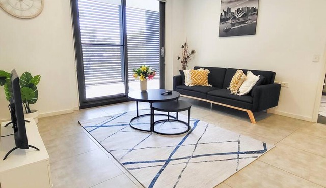 Modern Elegance: 2 Bedroom Oasis w/Free Parking