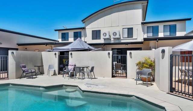 Modern family townhouse with pool, BBQ courtyard & central Evans Head location close to shops, river
