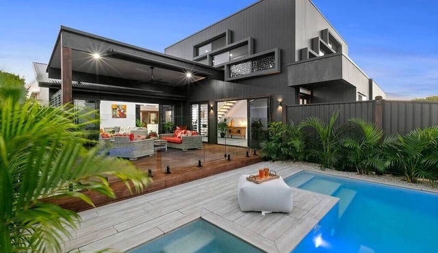 Modern Luxury Pool Oasis