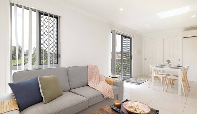 Modern Rocklea 2BR | AC & Kitchen | 316D2