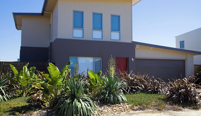 Modern, Spacious and Vibrant on Wentworth in Torquay
