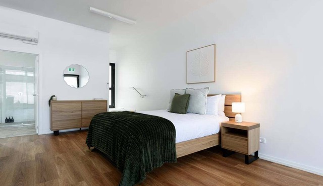 Modern Studio Near Burnie | Cozy & Bright
