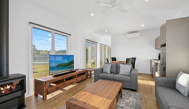 Molly Morgan Vineyard Lovedale Breakaway Villas . Sleeps Up to 6 in Lovedale