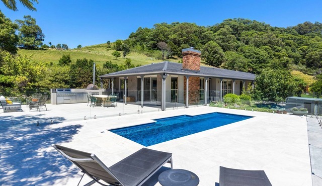 Moonraker - Fireplace with Swimming Pool