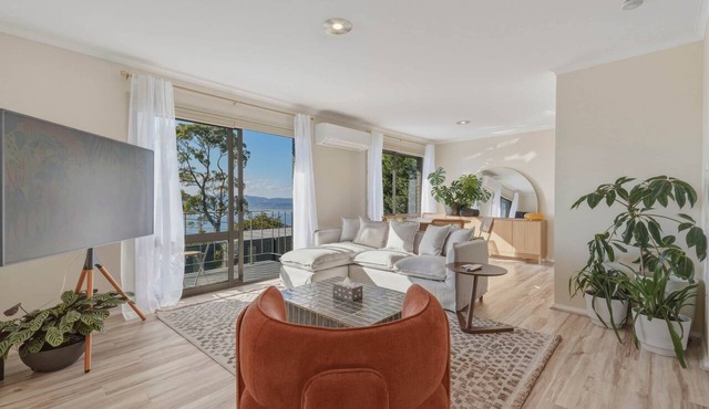 Mount Nelson Lookout - 2 Bed House & Swimming Pool