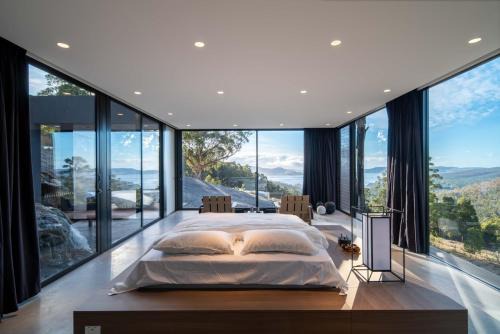 Mountain Top Snug, Studio Itas