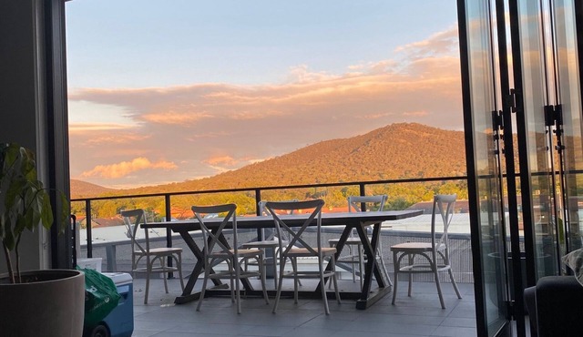Mountain View City Center Apartment with BBQ in Braddon