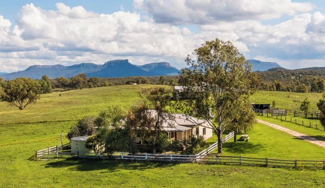 Mountain-view farmhouse farmstay on the Capertee Valley Bird Trail