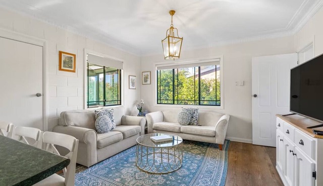 Mountain Views: SO close to restuarants and shopping + pet friendly