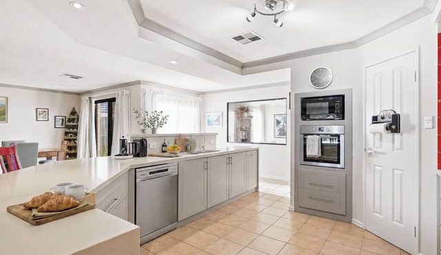 Murray River family retreat with private pool, kayaks, paddleboards and reserve views in South Yunderup