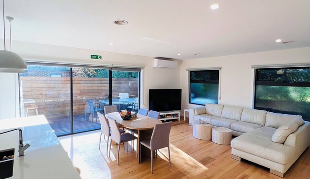 Natural, quiet, central home for your easy & comfortable trip to Frankston.