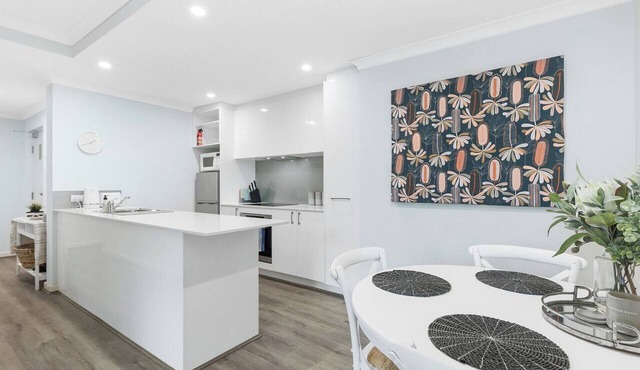 Neat 1BR apartment w/balcony in superb East Perth Village
