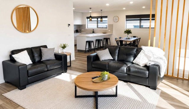 NEW "Sassafras Villa" No3 | 10 Min City/Airport