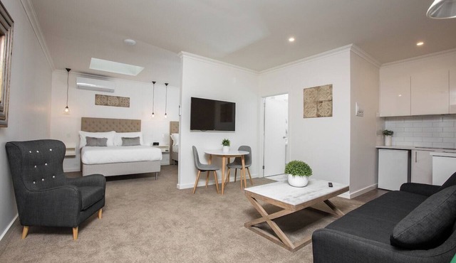Newington Apartments - Apt 5 Twin Queen, New!
