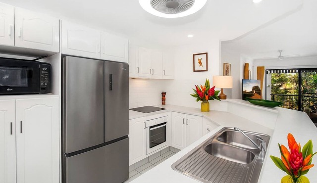 North Ward Tropical Escape for 4 – Steps from the Beach & Close to CBD in North Ward