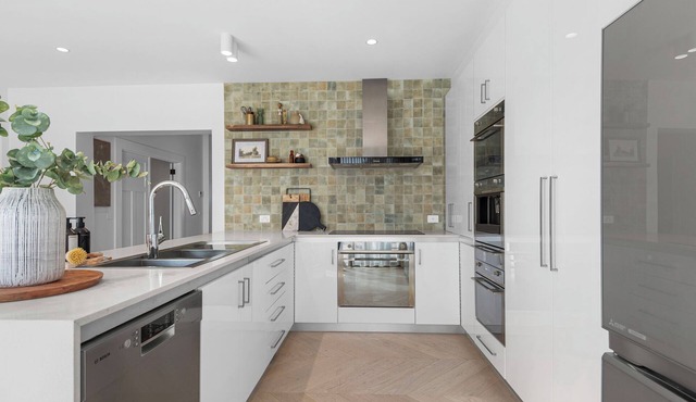 Northcote 3BR near High St, Train and Tram & Sunny Deck