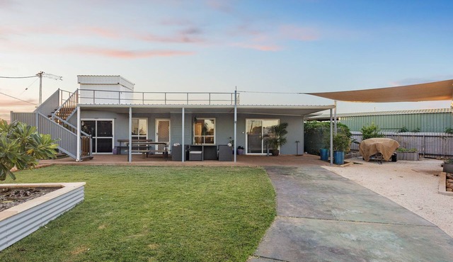 Oasis - Modern 4 Bedroom holiday home with endless views. in Exmouth