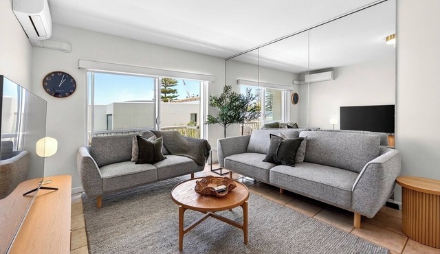 Ocean Breeze – Walk to Cottesloe Beach, light-filled coastal apartment