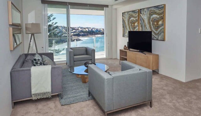 Ocean View Apartment with a Stroll to Bronte Beach in Bronte