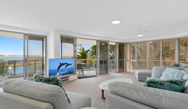 Oceanfront apartment on top of point Cartwright