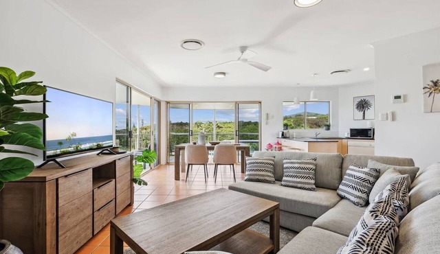 Oceanside Apartment with Views of Yaroomba Beach