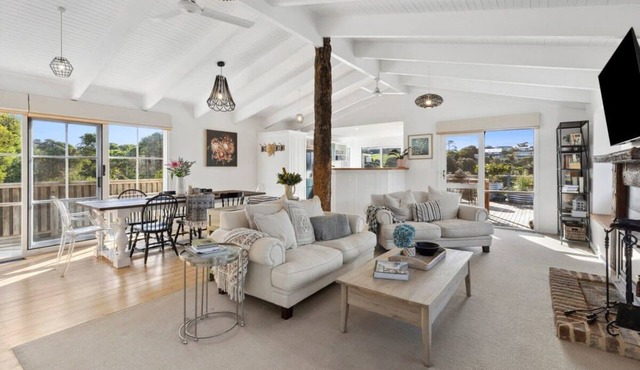 Oceanside Haven: Fire, lake views and pet friendly