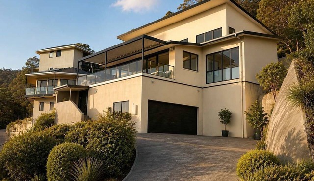 Oceanview Escape Sandy Bay - Close to CBD
