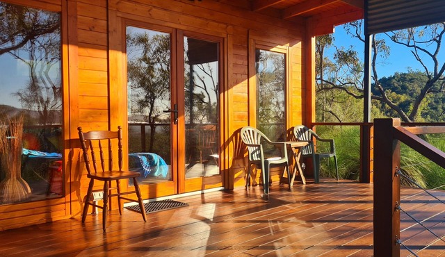 Off-grid bliss: Cozy retreat immersed in Australian Bush Mountain stunning views