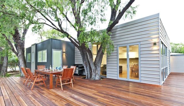 On the waters edge - Whatmans Beach House