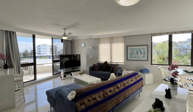 Oogarding - Panoramic Views, 2BR Apt, Walk to Beach in Caloundra