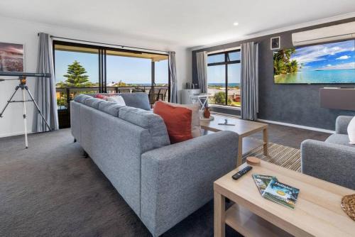 Oriana Grande- 5 Bdrm Sleeps 14 Beach View Wifi
