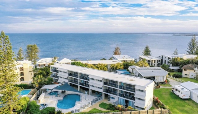 Pacific View has Spa Sauna Pool table tennis & is Non Smoking Accommodation.
