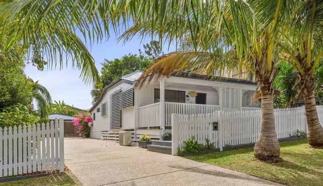 “Pandanus Cottage” This is one of the few places in the area with a pool. in Cooee Bay