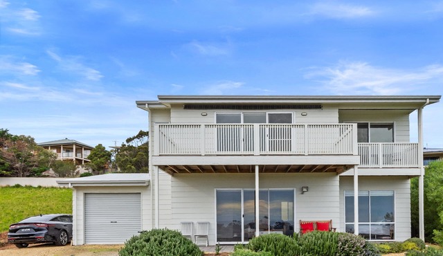 Panoramic Beach house, modern & immaculately presented to sleep up to 10 guests in Carrickalinga