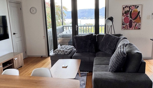 Panoramic Hobart Home/Walking Distance to Mona/Quiet elevated position
