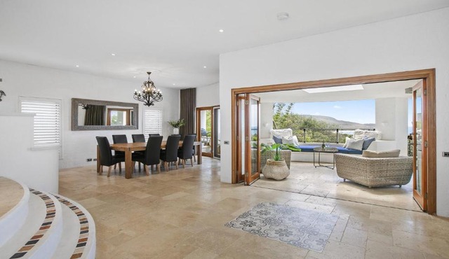 Panoramic Ocean Views and Short Walk To Beach