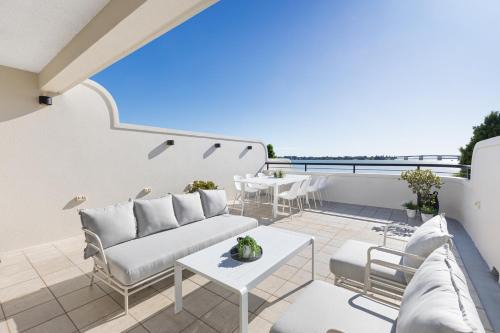 Panoramic Water View Apartment