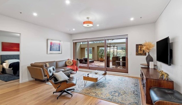 Paxton - Spacious executive stunner on Chapel St in South Yarra