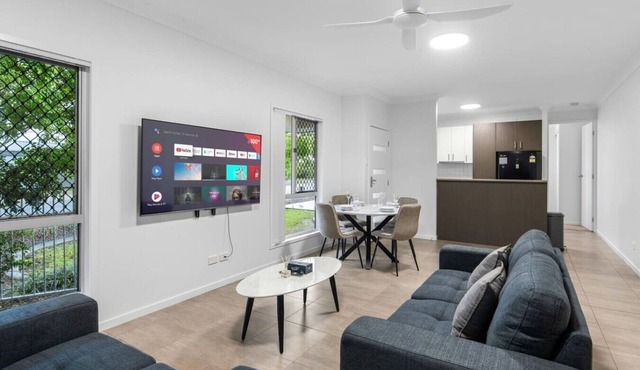 Peaceful Retreat Near Shops & Cafés|Secure Parking